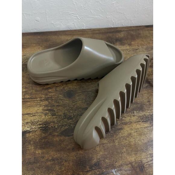 Men’s Size 12 Adidas Yeezy Earth Brown slide - Picture 5 of 7